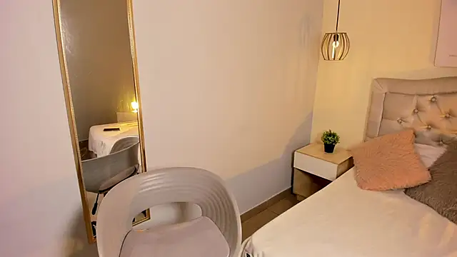 escarleth   online show from November 18, 2025, 12:20 pm