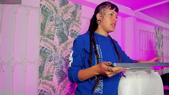  sharlotte777 online show from April 15, 2026, 2:13 pm