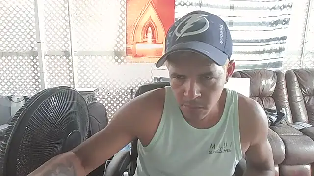 Snapshot of cubano1082 chatting on July 2, 2026, 12:33 pm cubano1082 online show from July 2, 2026, 12:33 pm
