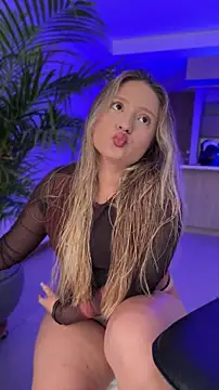 Snapshot of MiaPetit_ chatting on May 11, 2026, 7:44 pm MiaPetit online show from May 11, 2026, 7:44 pm