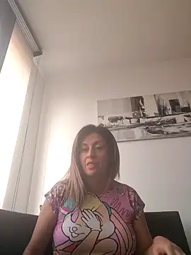 Latiinvenushot online show from November 23, 2025, 4:18 pm