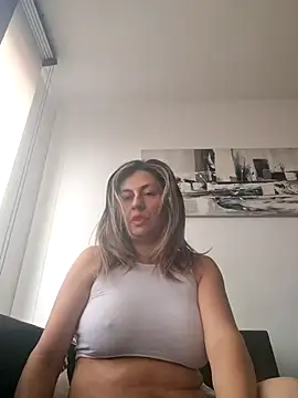 Latiinvenushot online show from February 3, 2026, 4:01 pm