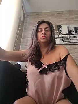 Latiinvenushot online show from May 28, 2026, 2:47 pm