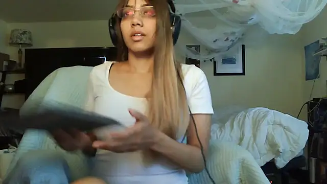 Snapshot of PolinaLoveX chatting on March 1, 2025, 4:22 pm PolinaLoveX online show from March 1, 2025, 4:22 pm