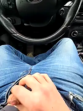 Snapshot of Titanhoott chatting on January 8, 2025, 9:42 am Titanhoott online show from January 8, 2025, 9:42 am