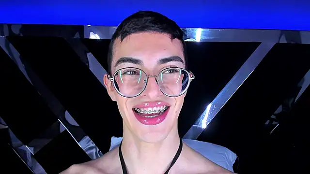 Snapshot of MaxiRogers chatting on January 12, 2025, 8:03 pm MaxiRogers online show from January 12, 2025, 8:03 pm