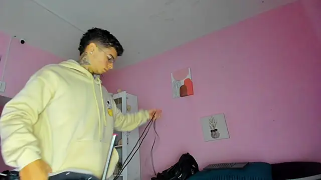 Ian Castillo  online show from October 24, 2025, 11:06 am