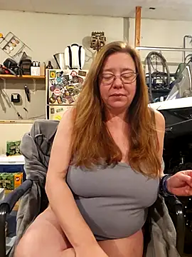 Snapshot of MsShelby40 chatting on December 13, 2025, 9:53 pm MsShelby40 online show from December 13, 2025, 9:53 pm