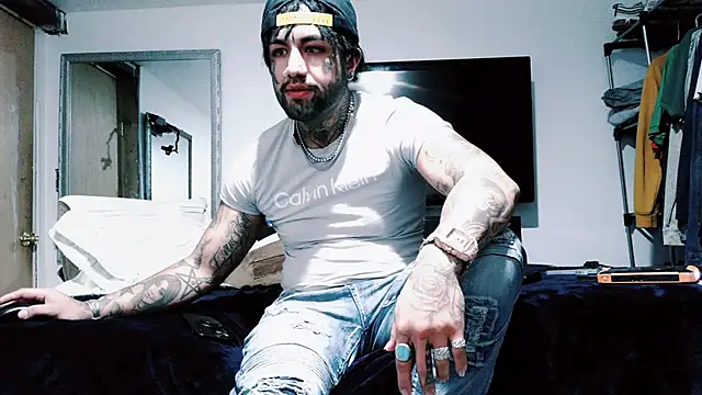 Snapshot of Azazelihornyasf chatting on December 22, 2025, 9:34 pm Azazelihornyasf online show from December 22, 2025, 9:34 pm