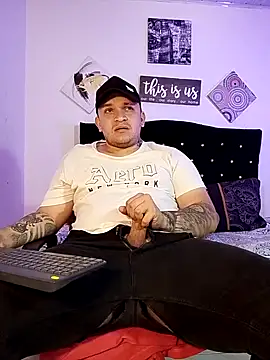 Snapshot of tony_landri chatting on October 10, 2025, 2:43 am tony landri online show from October 10, 2025, 2:43 am