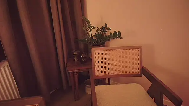 Nina24 online show from October 25, 2025, 8:25 pm