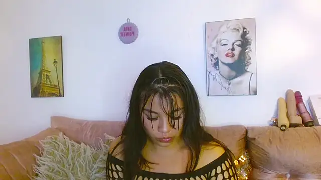 Snapshot of hinataleecs chatting on January 21, 2025, 12:18 pm hinataleecs online show from January 21, 2025, 12:18 pm