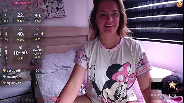 ParisW online show from September 18, 2025, 1:24 pm