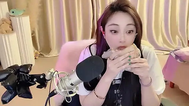 Daisy-77 online show from March 5, 2025, 9:04 pm