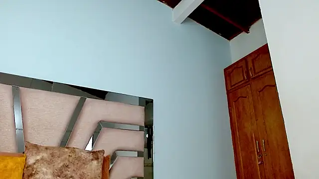 cintia hills online show from January 10, 2025, 4:54 am