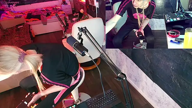 Snapshot of Doggyray44 chatting on December 21, 2024, 4:25 pm Doggyray44 online show from December 21, 2024, 4:25 pm