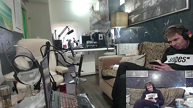 Snapshot of Doggyray44 chatting on February 6, 2025, 2:37 pm Doggyray44 online show from February 6, 2025, 2:37 pm