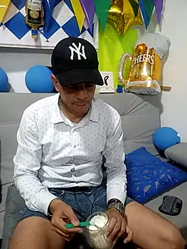 latinmartin73 online show from October 1, 2025, 11:55 pm