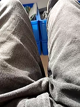 huzi518 online show from November 27, 2025, 2:46 am