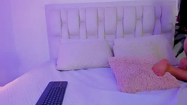 Mia brunette26 online show from December 27, 2024, 4:21 pm