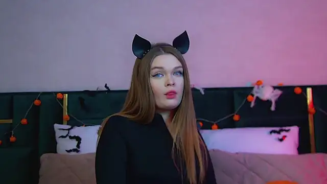 CrystalLyons online show from October 27, 2025, 6:12 pm