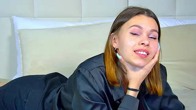 Snapshot of PollyLanders chatting on February 2, 2025, 9:34 pm PollyLanders online show from February 2, 2025, 9:34 pm