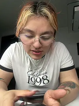 SophiaWeestt99 online show from July 18, 2026, 4:05 am