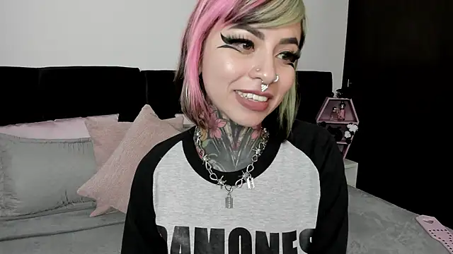 NikkiRamone online show from January 3, 2025, 6:24 pm