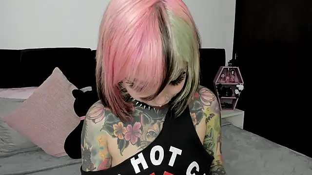 NikkiRamone online show from February 4, 2025, 1:06 pm