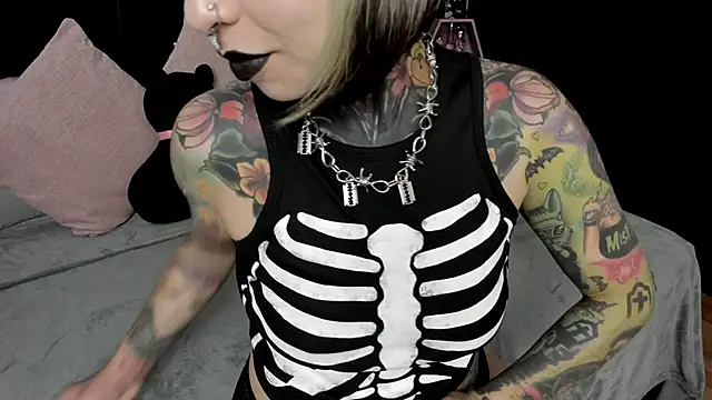 NikkiRamone online show from February 5, 2025, 7:29 am