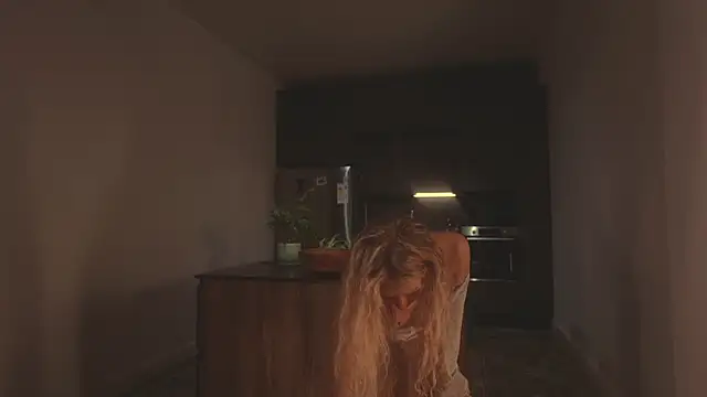 Snapshot of HeyBananas chatting on January 16, 2025, 10:44 pm HeyBananas online show from January 16, 2025, 10:44 pm