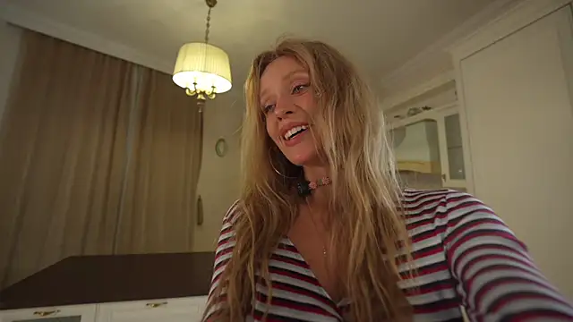 Snapshot of HeyBananas chatting on November 16, 2025, 6:02 pm HeyBananas online show from November 16, 2025, 6:02 pm