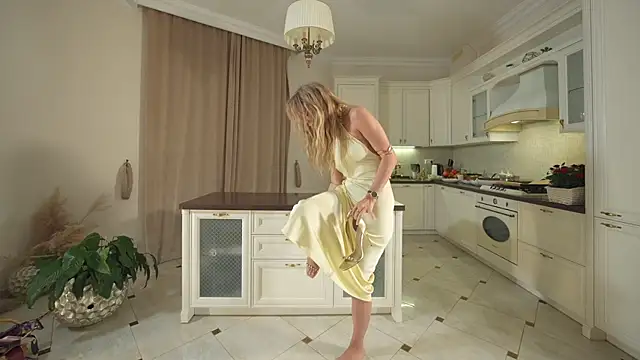 Snapshot of HeyBananas chatting on November 30, 2025, 6:12 pm HeyBananas online show from November 30, 2025, 6:12 pm