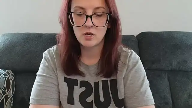 TheBustyHouseWife online show from December 5, 2025, 5:31 pm