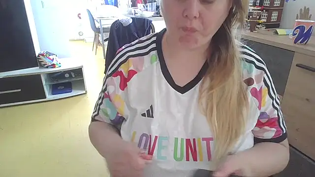 Meliss Official9 online show from May 10, 2026, 8:41 am