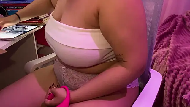 hannahcdmx online show from November 12, 2025, 7:24 pm