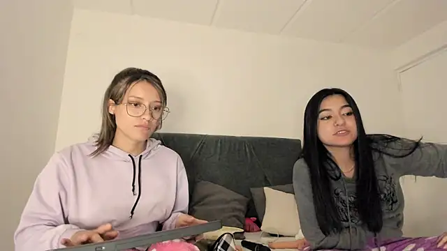 Snapshot of Gabby_and_Alice chatting on December 11, 2024, 9:23 pm Gabby and Alice online show from December 11, 2024, 9:23 pm