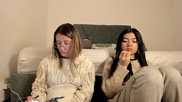 Snapshot of Gabby_and_Alice chatting on December 14, 2024, 4:34 am Gabby and Alice online show from December 14, 2024, 4:34 am