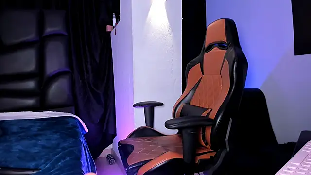 Snapshot of LexieandNate chatting on February 24, 2025, 9:32 am LexieandNate online show from February 24, 2025, 9:32 am