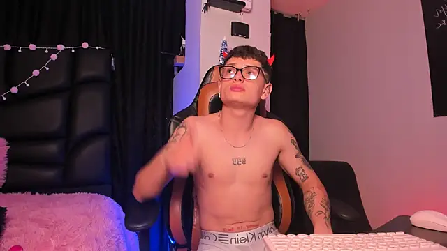 Snapshot of LexieandNate chatting on March 11, 2025, 5:05 am LexieandNate online show from March 11, 2025, 5:05 am