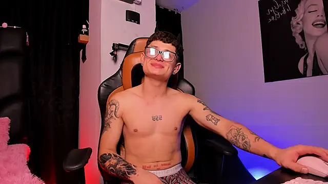 Snapshot of LexieandNate chatting on March 16, 2025, 4:41 am LexieandNate online show from March 16, 2025, 4:41 am