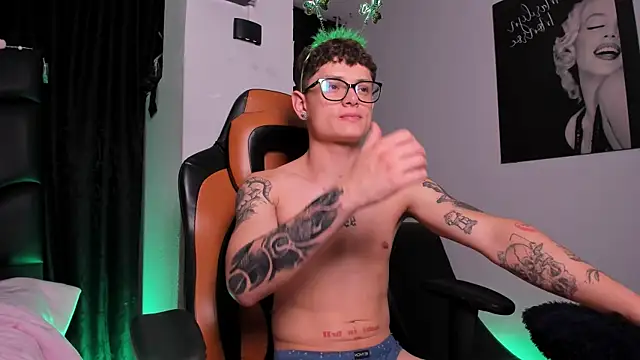 Snapshot of LexieandNate chatting on March 18, 2025, 7:30 am LexieandNate online show from March 18, 2025, 7:30 am