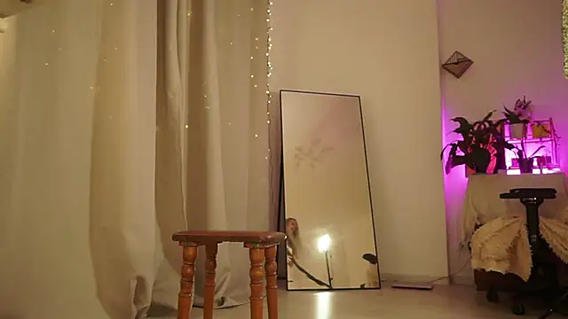 Snapshot of Elly_Caramelly chatting on March 6, 2025, 12:00 am Elly Caramelly online show from March 6, 2025, 12:00 am