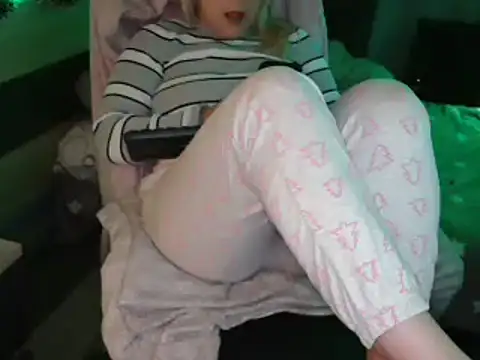 Snapshot of LaRa_forU chatting on December 21, 2024, 7:16 pm LaRa forU online show from December 21, 2024, 7:16 pm