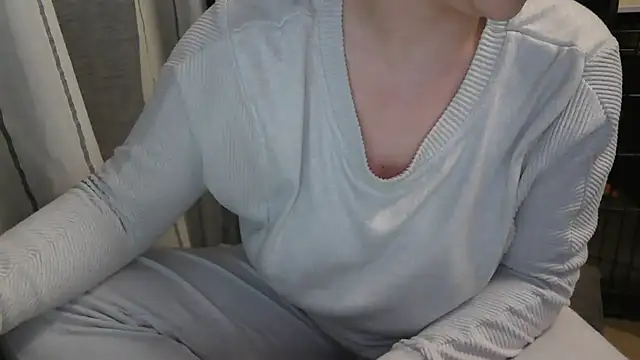 Snapshot of LaRa_forU chatting on February 8, 2025, 5:39 pm LaRa forU online show from February 8, 2025, 5:39 pm