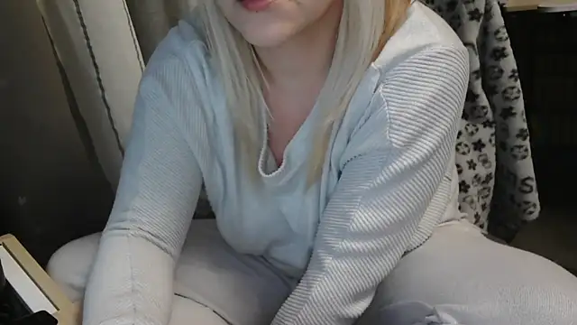 Snapshot of LaRa_forU chatting on February 8, 2025, 9:46 pm LaRa forU online show from February 8, 2025, 9:46 pm