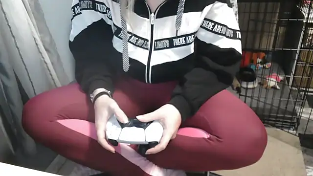 Snapshot of LaRa_forU chatting on February 10, 2025, 5:41 pm LaRa forU online show from February 10, 2025, 5:41 pm