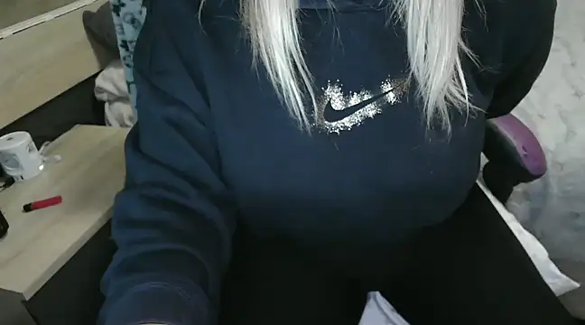 Snapshot of LaRa_forU chatting on March 3, 2025, 8:21 pm LaRa forU online show from March 3, 2025, 8:21 pm