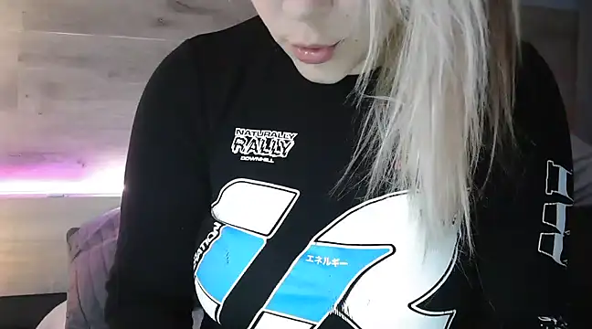 Snapshot of LaRa_forU chatting on March 8, 2025, 5:22 pm LaRa forU online show from March 8, 2025, 5:22 pm