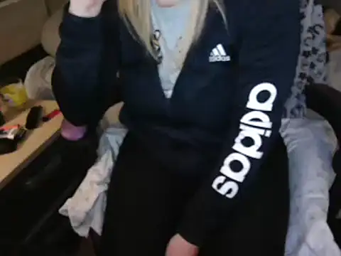 Snapshot of LaRa_forU chatting on March 13, 2025, 6:23 pm LaRa forU online show from March 13, 2025, 6:23 pm